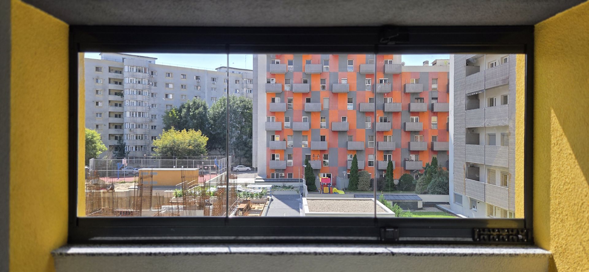 Balcon din București închis complet cu panourile de sticlă Valedo BKS, între pereții galbeni