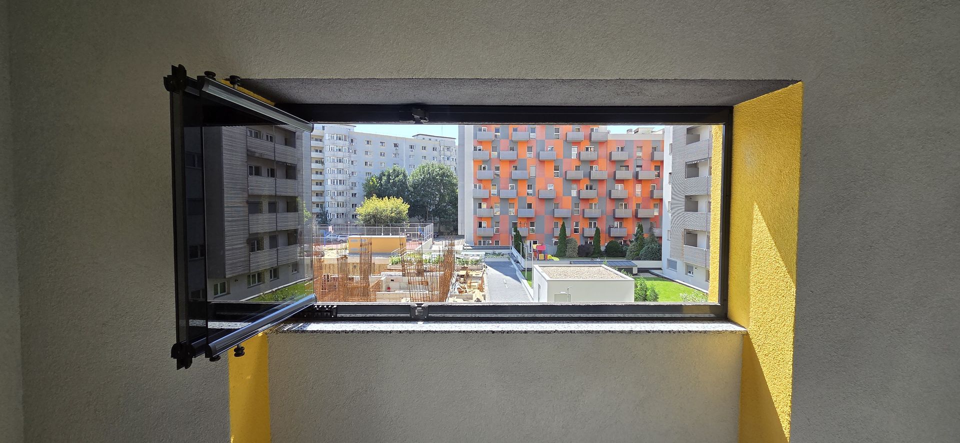 Balcon complet deschis, cu panourile Valedo BKS strânse în pachet lateral, București
