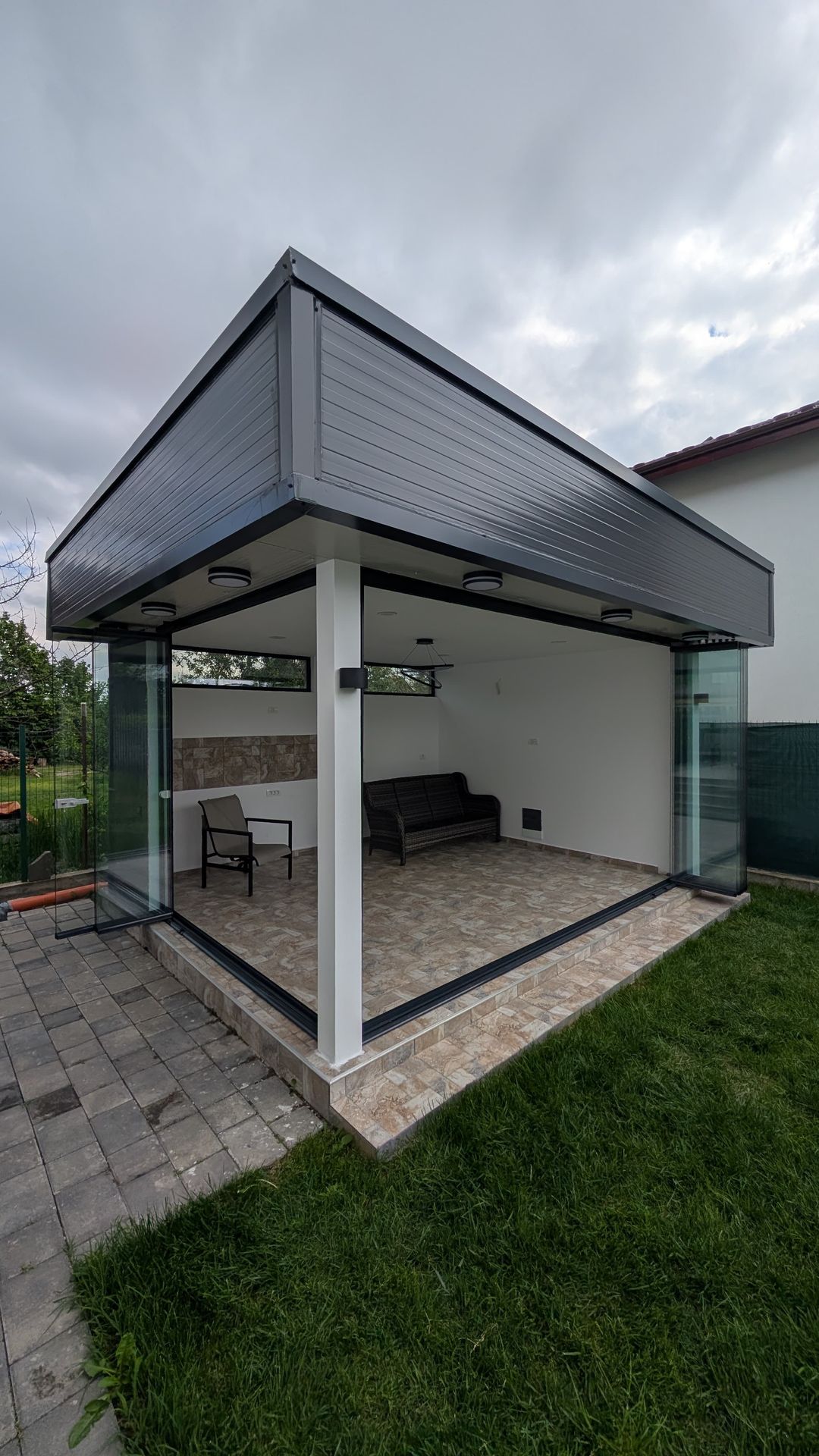 Panourile Valedo BKS-T deschise complet și stivuite lateral, cu colțul foișorului rămas liber, Argeș