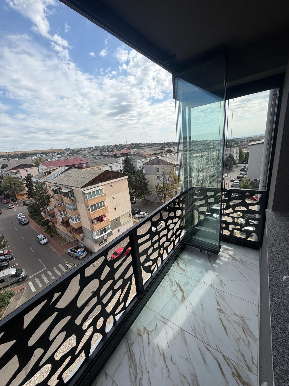 Perspectivă pe lungimea balconului închis cu Valedo BKS, cu pardoseala tip marmură finisată și panorama Sucevei