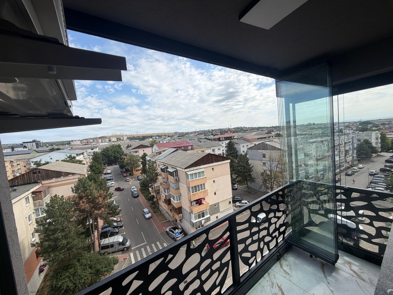 Interiorul balconului din Suceava, cu panourile Valedo BKS strânse pe latura din dreapta și panoul îngust din zona cu tavanul mai coborât