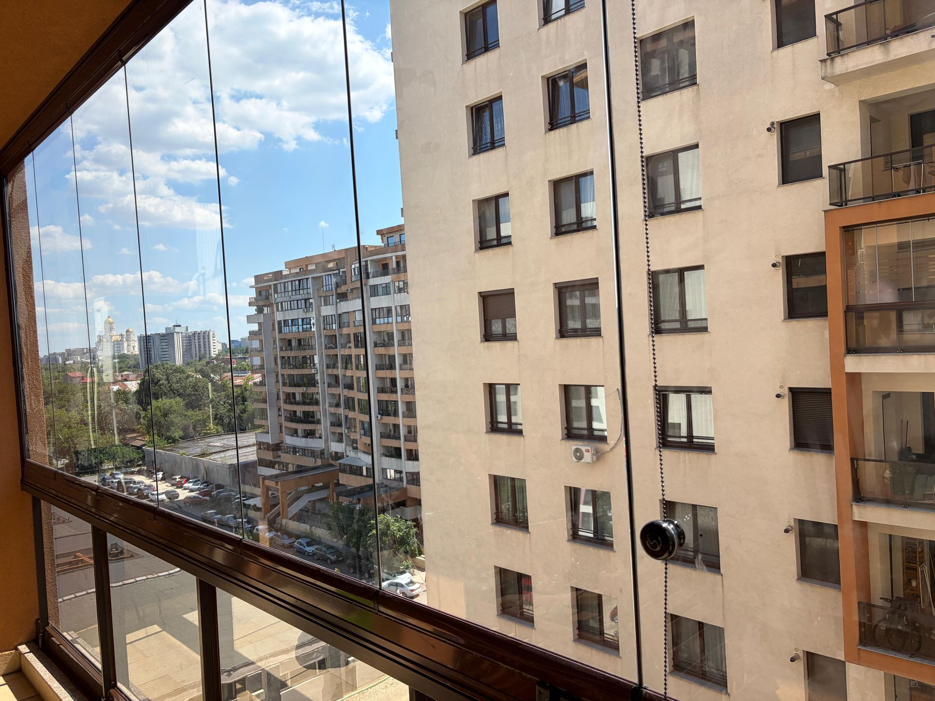 Panourile Valedo BKS pe toată lățimea balconului, cu deschidere largă spre panorama cartierului — București