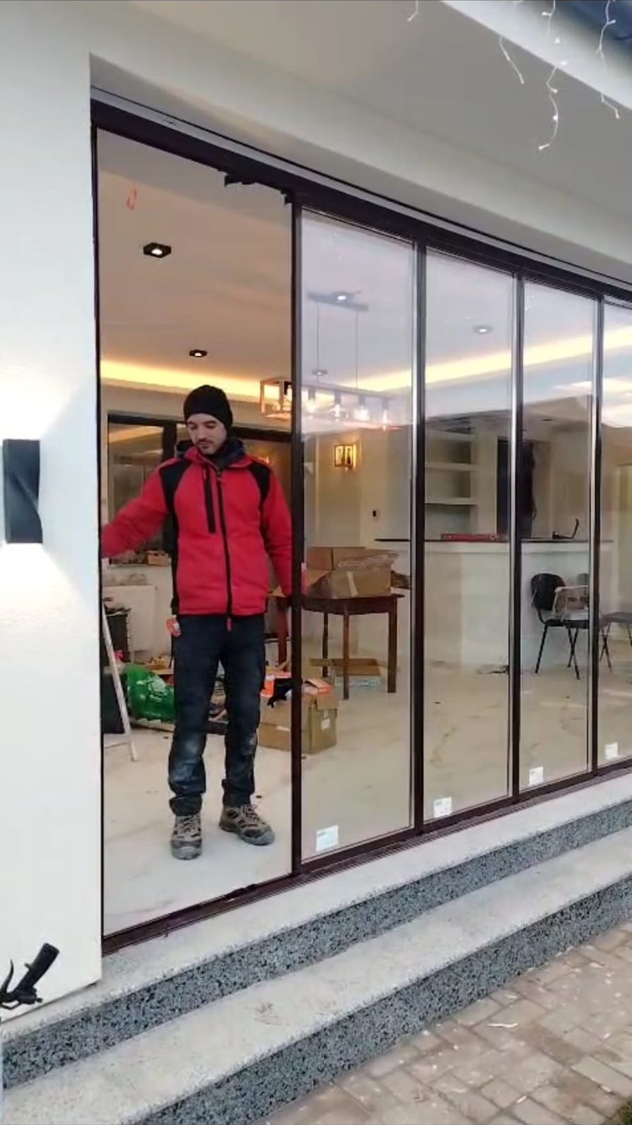 Terasă din Craiova închisă cu Valedo ICS-T, văzută din exterior, cu panourile de sticlă pe toată deschiderea și interiorul luminat