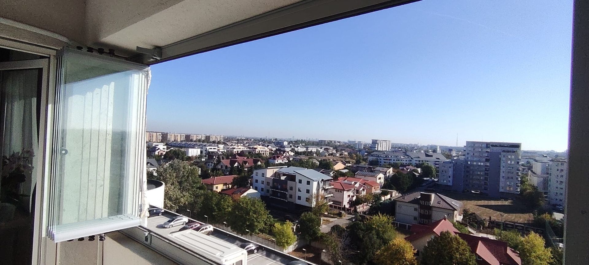 Colțul balconului închis cu Valedo BKS, cu priveliștea peste cartierul Militari și cerul deschis dincolo de sticlă