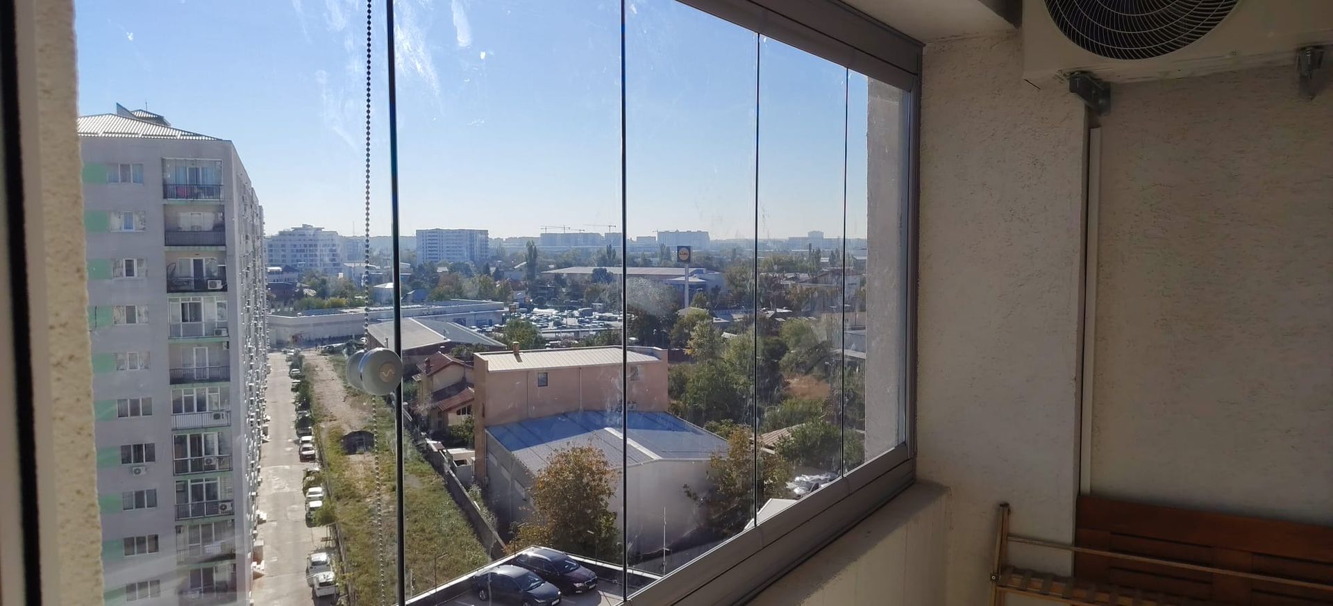Balcon de apartament din Militari, București, închis pe toată lungimea cu panouri glisante Valedo BKS, văzut din interior