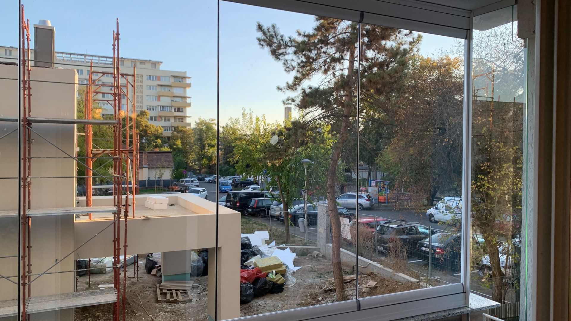 Balcon închis cu Valedo BKS în Cluj-Napoca, văzut din interior: panourile de sticlă sunt trase, iar vederea spre exterior rămâne continuă