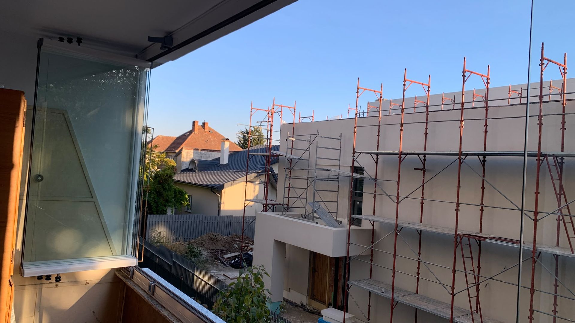 Un panou de sticlă Valedo BKS pivotat și deschis pe balconul din Cluj-Napoca, cu balconul lăsat liber spre exterior
