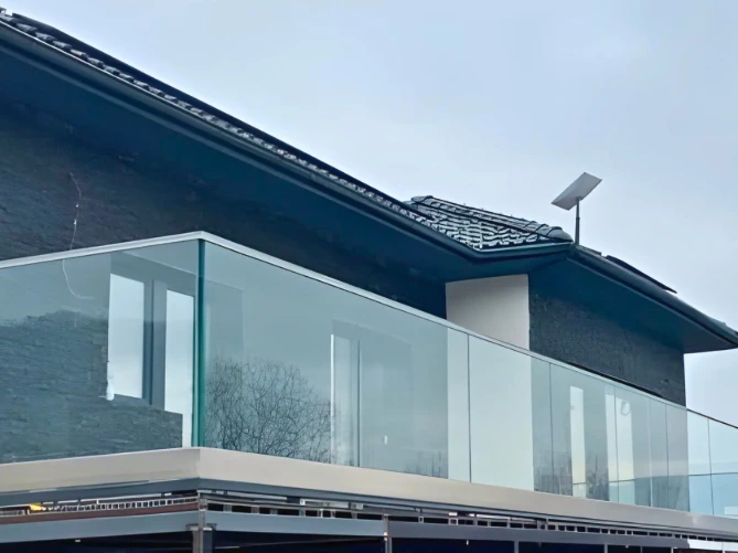 Valedo Eksen- Balustrada de sticla