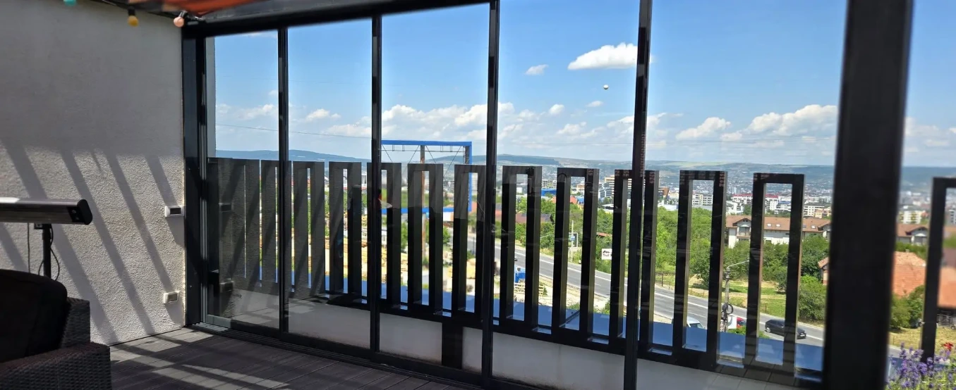 Terasă pe acoperiș închisă cu sistemul glisant Valedo BKS-T în Cluj