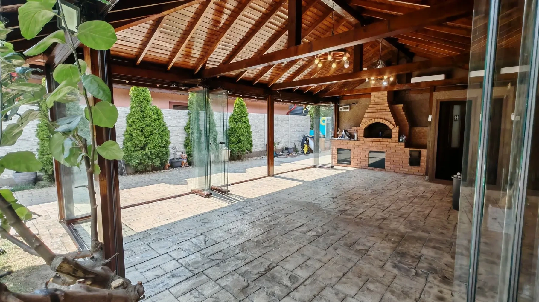 Terasă închisă cu sistemul glisant Valedo BKS-T în Ilfov