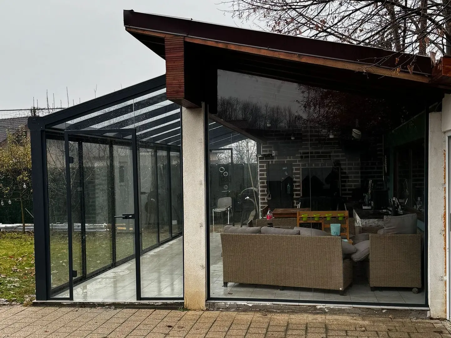 Bucătărie de vară cu acoperiș din sticlă și pereți glisanți în Maramureș