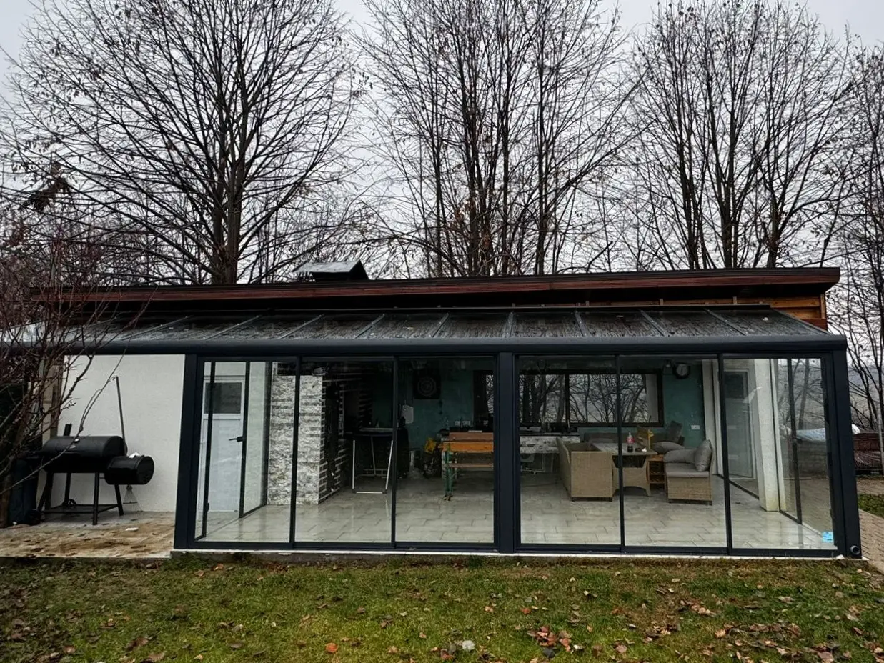 Bucătărie de vară cu acoperiș din sticlă și pereți glisanți în Maramureș