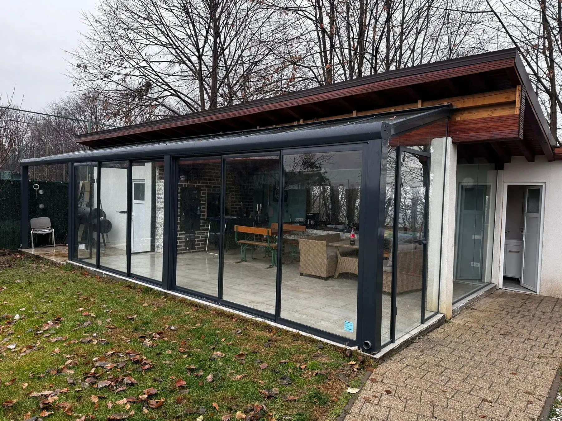 Bucătărie de vară cu acoperiș din sticlă și pereți glisanți în Maramureș