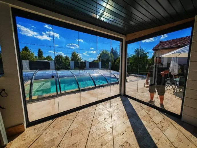 Terasă lângă piscină închisă cu Valedo BKS-T în Timiș