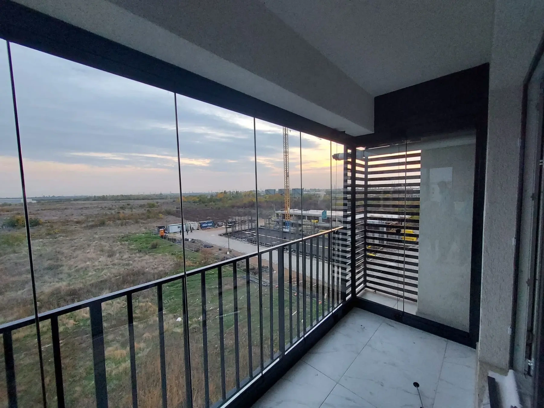 Balcon închis cu sistem de sticlă pliabilă Valedo BKS în București