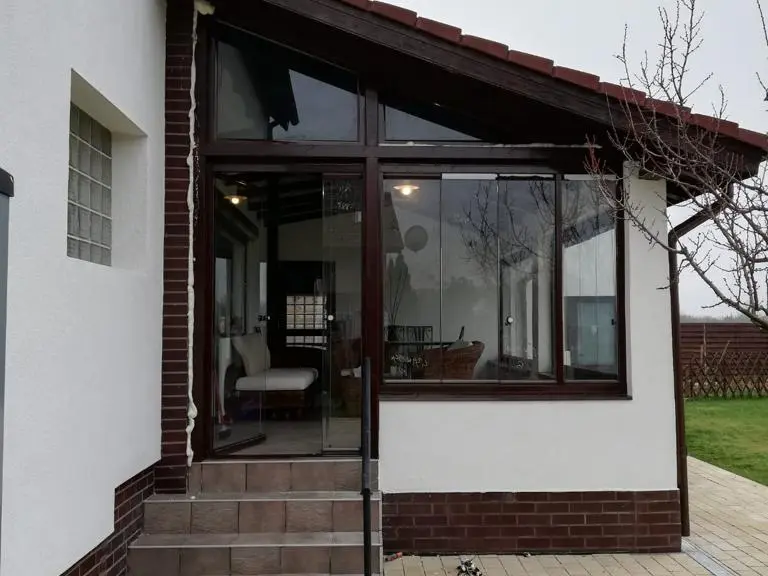 Terasă închisă cu sistemul de sticlă Valedo BKS-T în Ilfov