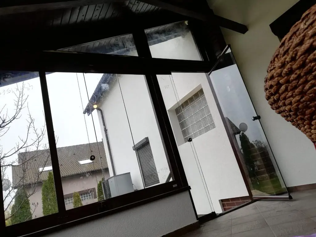 Terasă închisă cu sistemul de sticlă Valedo BKS-T în Ilfov