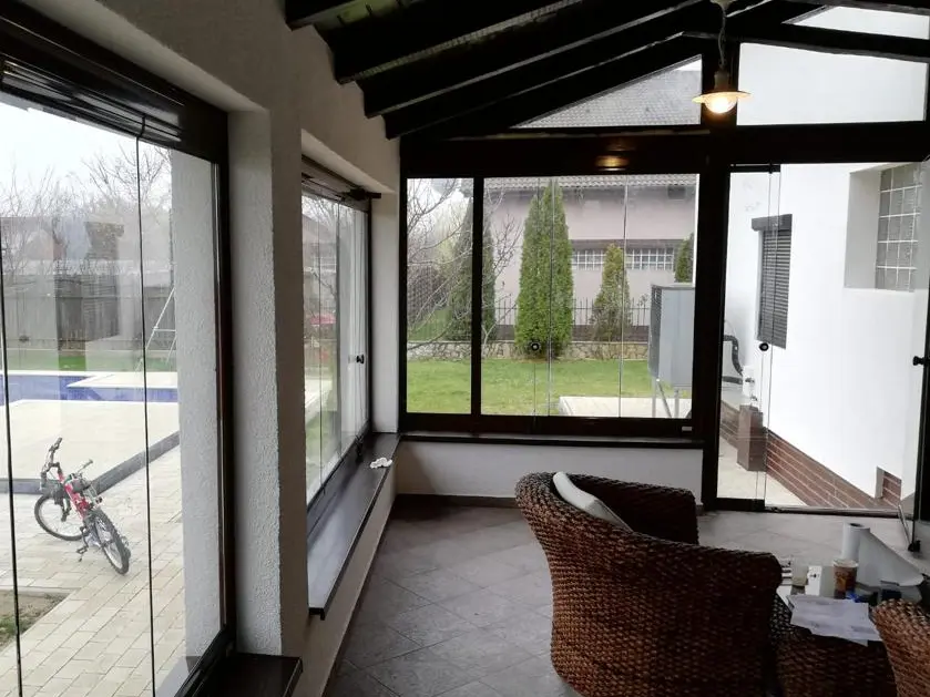 Terasă închisă cu sistemul de sticlă Valedo BKS-T în Ilfov