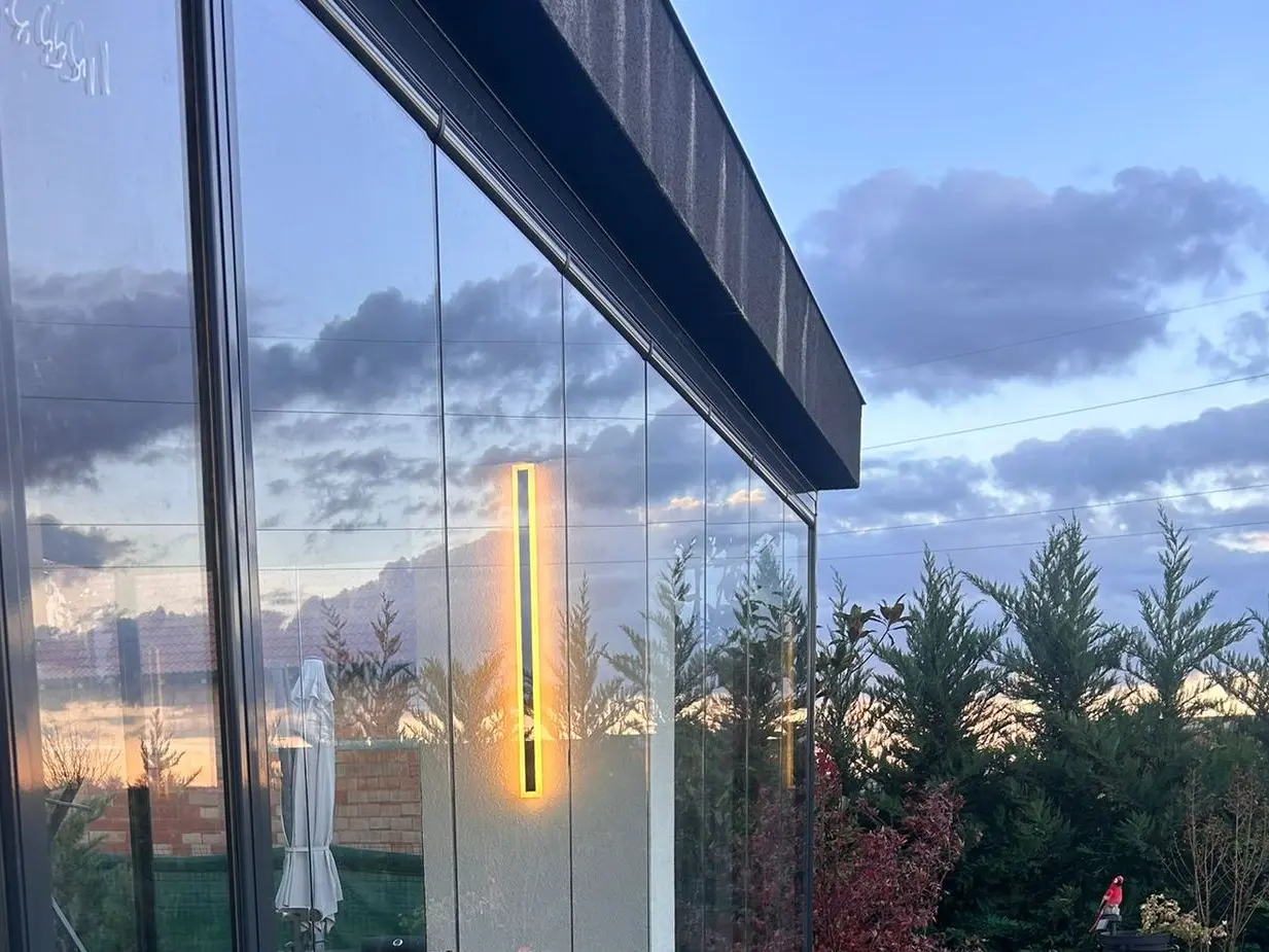 Terasă închisă cu sistemul glisant Valedo BKS-T în Arad