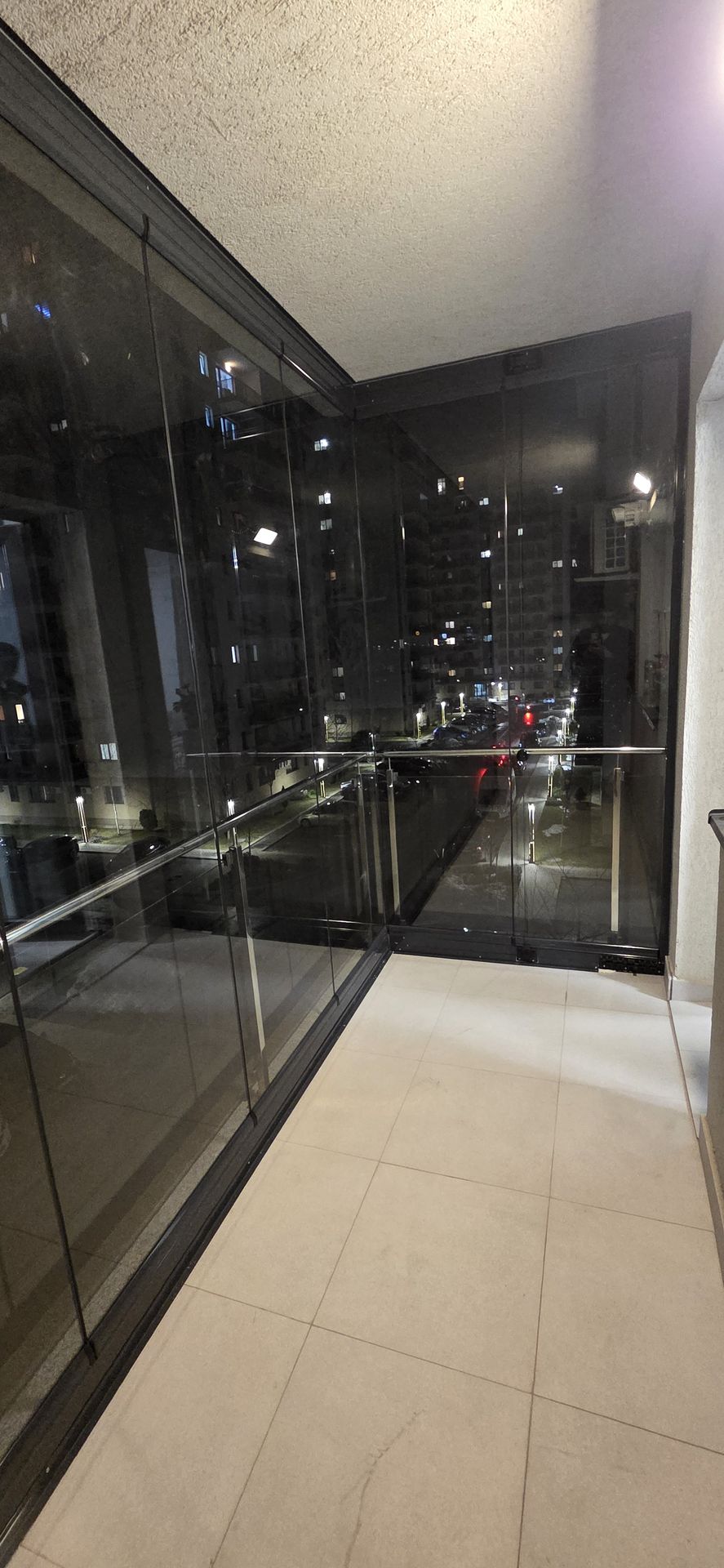 Detaliu panouri glisante Valedo BKS — balcon ansamblu rezidențial București