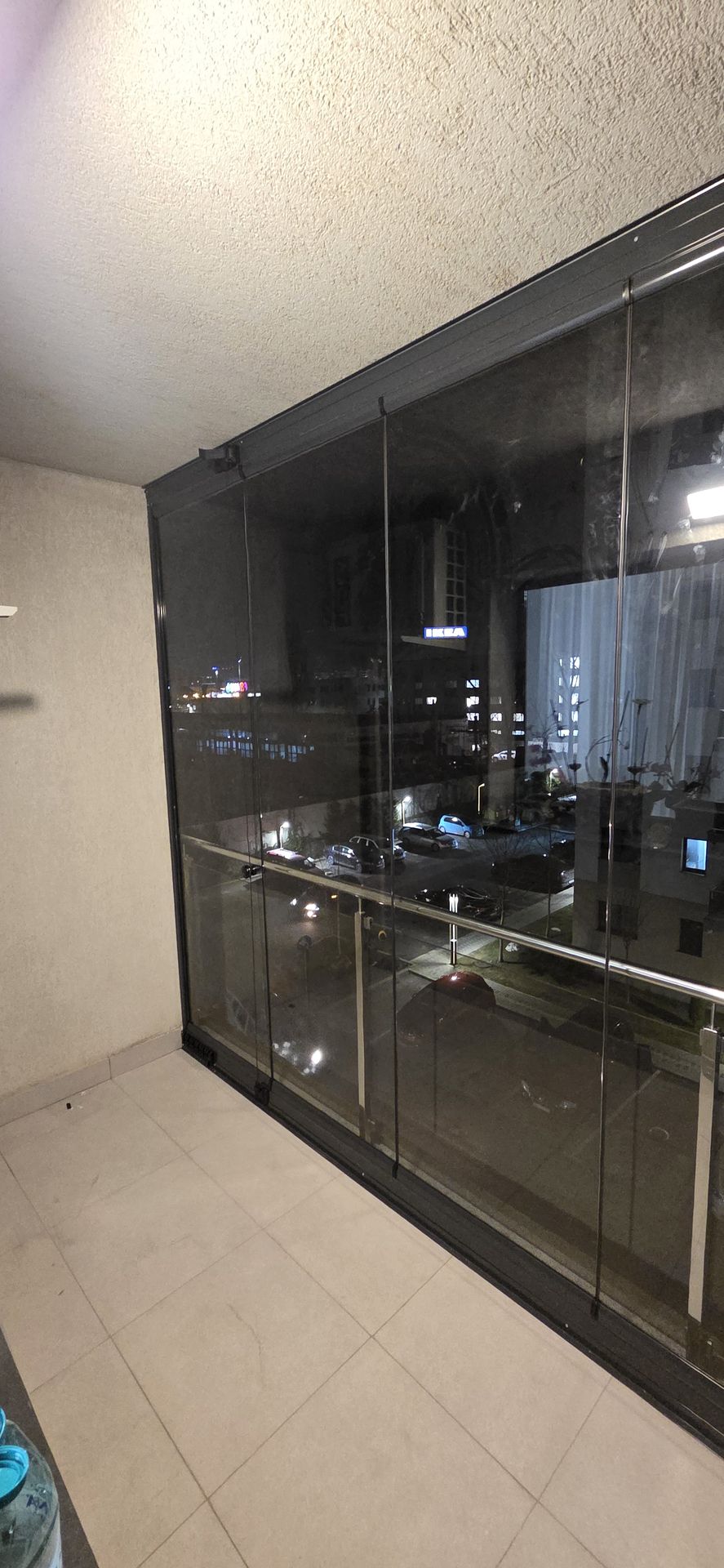 Balcon rezidențial închis cu Valedo BKS — vedere generală sistem montat
