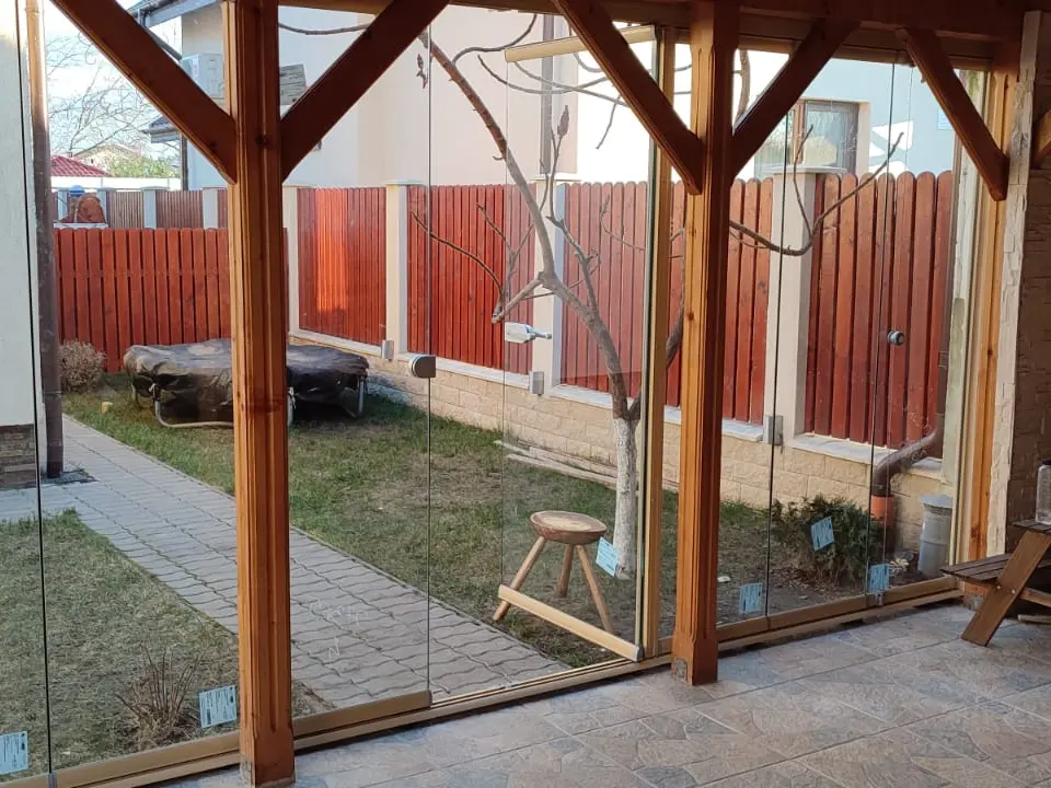 Terasă închisă cu sistemul de sticlă Valedo BKS-T în Ilfov