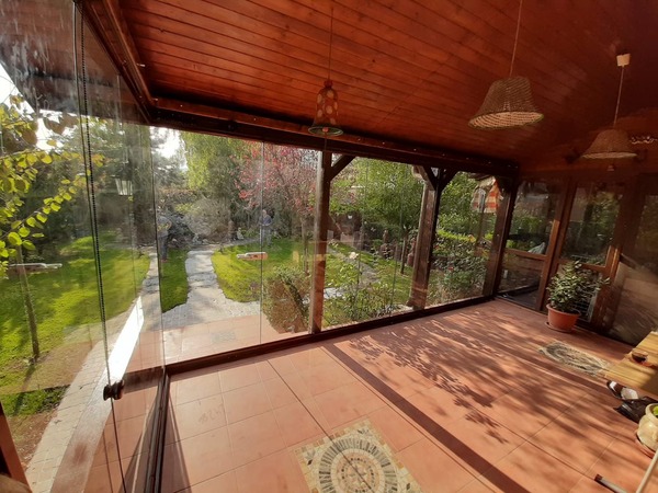 culisant sau glisant - inchidere veranda casei cu sisteme glisante si vedere catre gradina