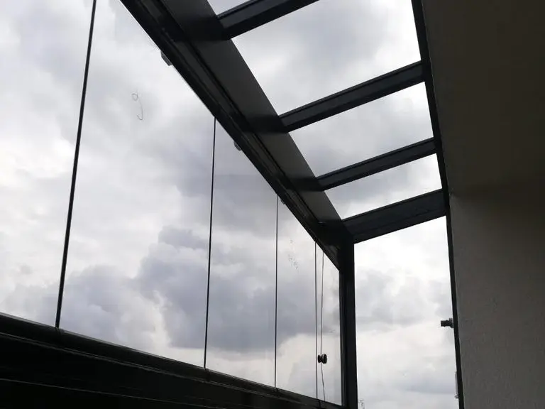 Închidere Balcon cu Acoperiș de Sticlă și Sistem Glisant în București