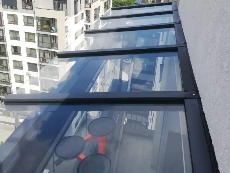 Închidere Balcon cu Acoperiș de Sticlă și Sistem Glisant în București