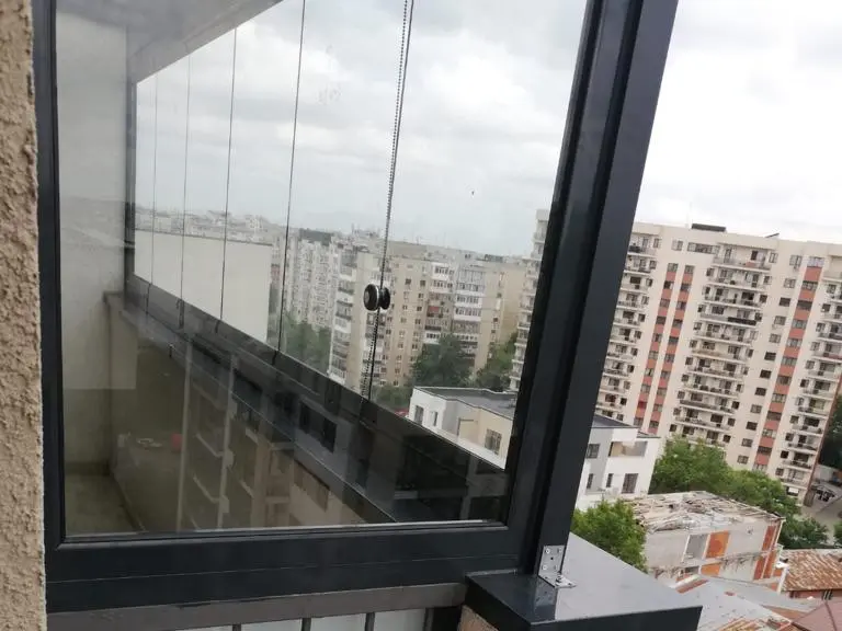 Închidere Balcon cu Acoperiș de Sticlă și Sistem Glisant în București