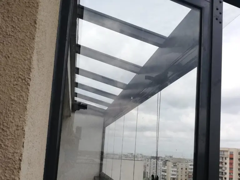Închidere Balcon cu Acoperiș de Sticlă și Sistem Glisant în București