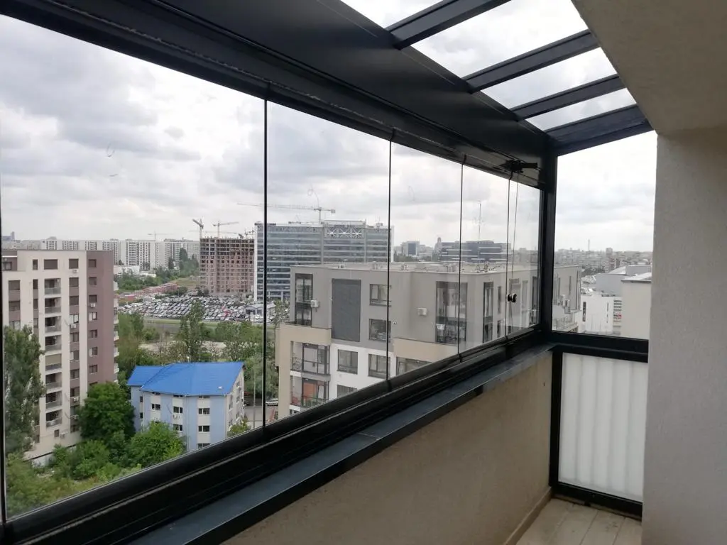 Închidere Balcon cu Acoperiș de Sticlă și Sistem Glisant în București