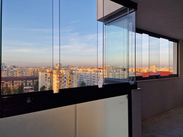 Penthouse - vedere de pe terasa inchisa cu sisteme glisante a unui penthouse